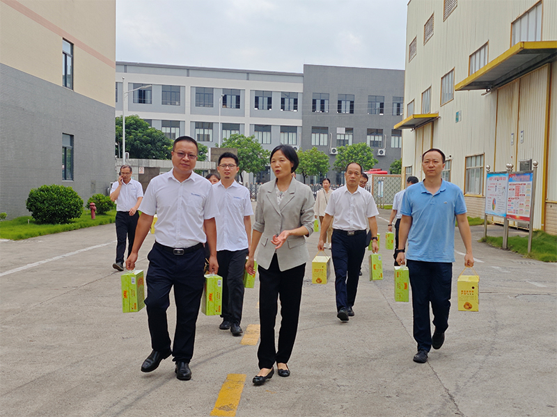 Deng Caihong, Chair of the Shaoguan Federation of Trade Unions, Brings Cool-Relief Visit to Omat